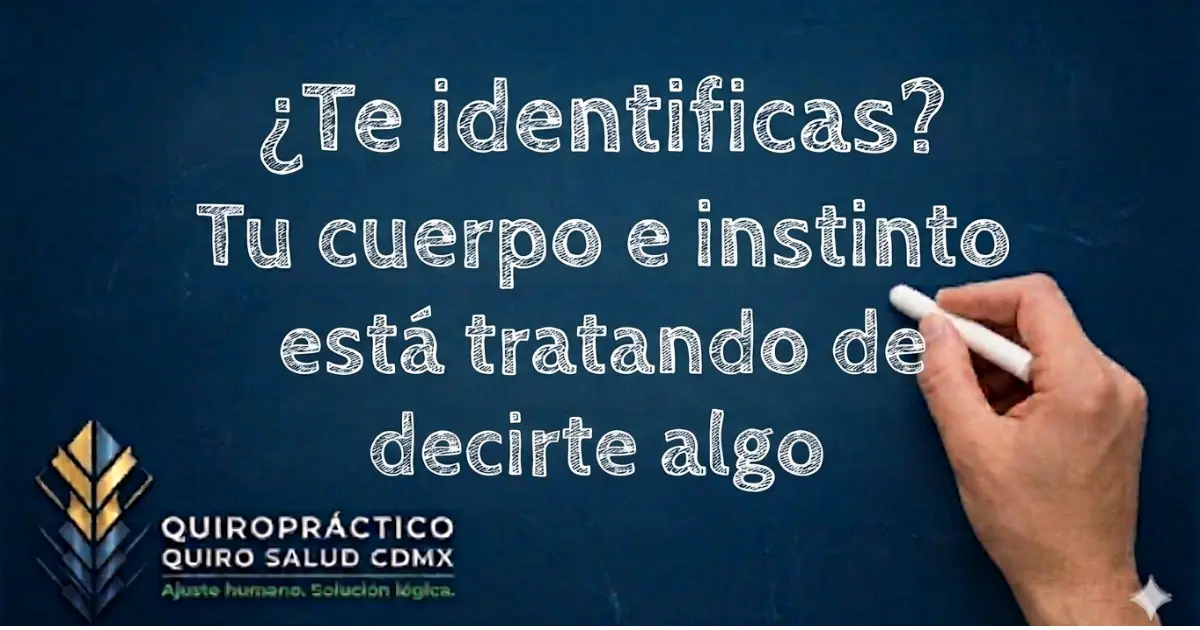 Mano escribe con gis en pizarra '¿te identificas? tu cuerpo e instinto está tratando de decirte algo' — Quiro Salud CDMX