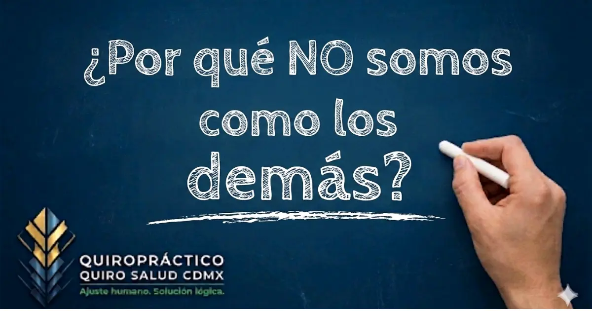 Mano escribe con gis en pizarra '¿por qué no somos como los demás?'