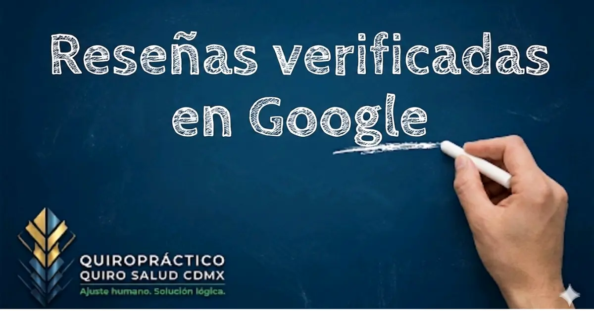 Mano escribe con gis en pizarra 'reseñas verificadas en Google'